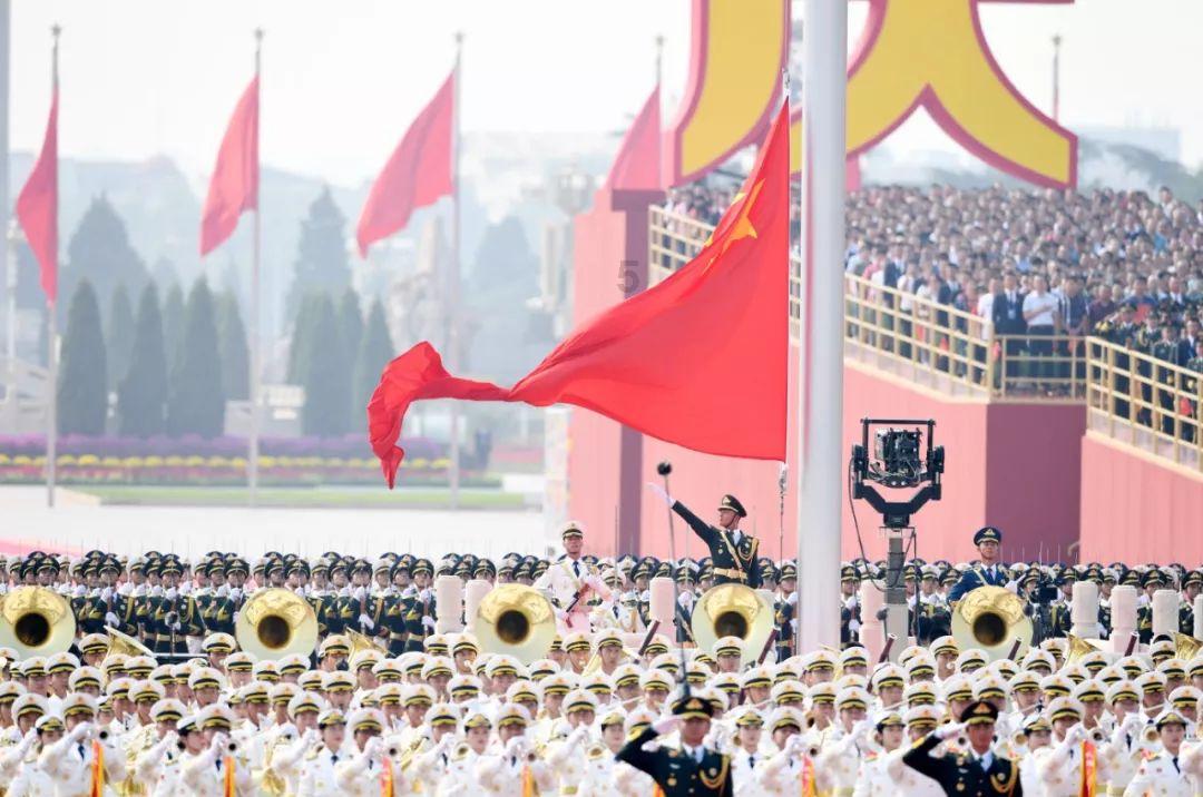 年度家轿冠军易主，新老冠军谁更强？对比秦PLUS DM-i与日产轩逸